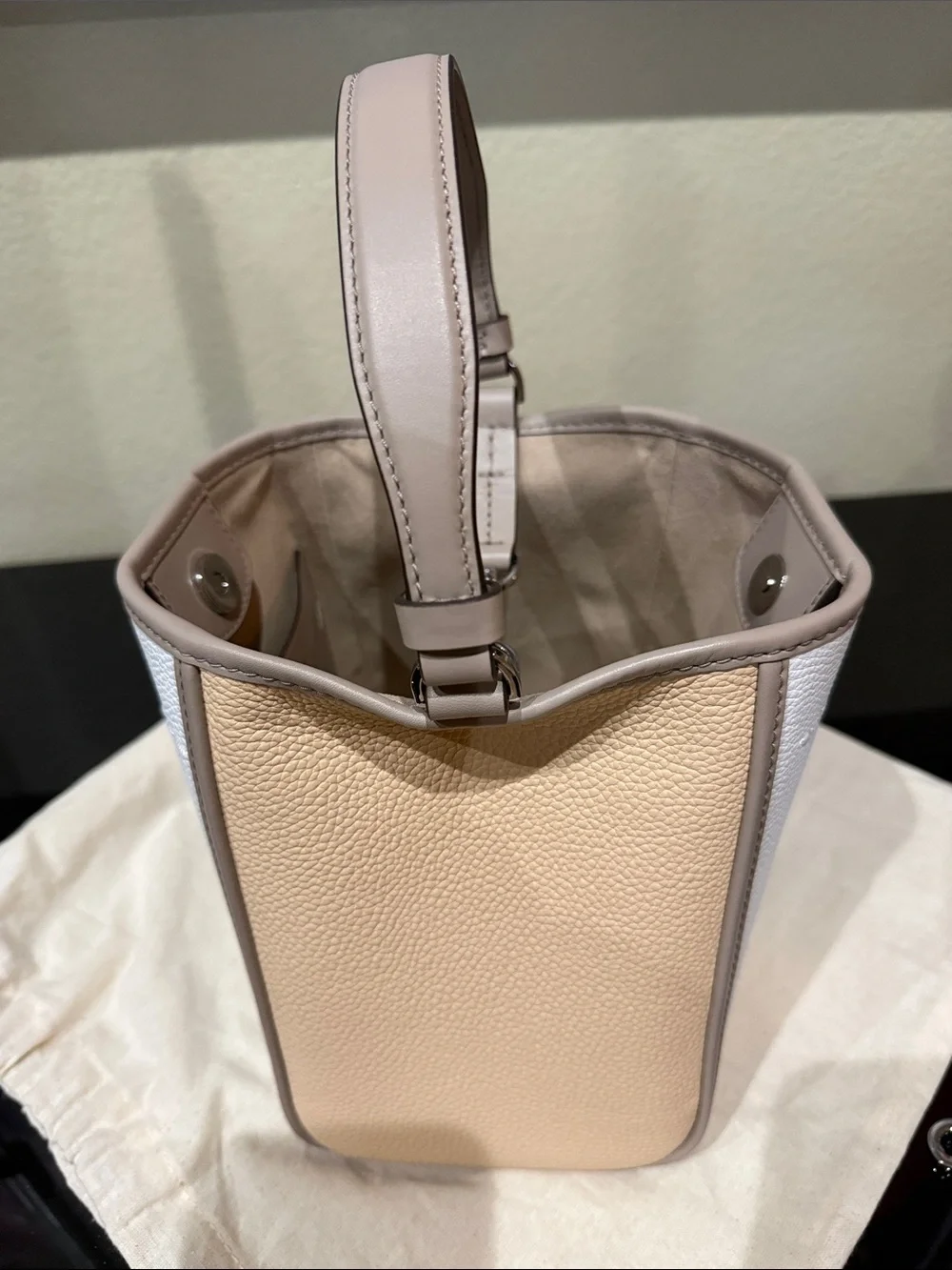 NWOT Tory Burch Small McGraw Top Handel Tan and White Pebbled Leather Crossbody